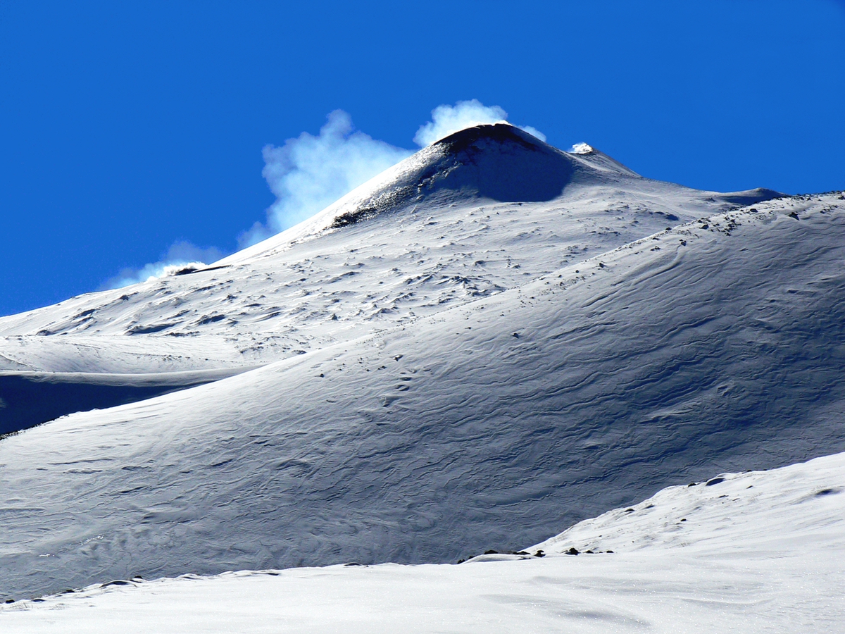 Kinder im Schnee des Ätnas